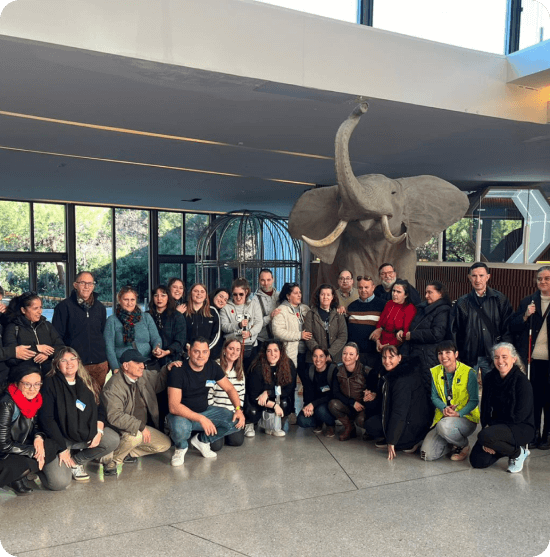 Foto de grupo de Asocide Andalucía donde podemos ver a varios de sus miembros y usuarios.