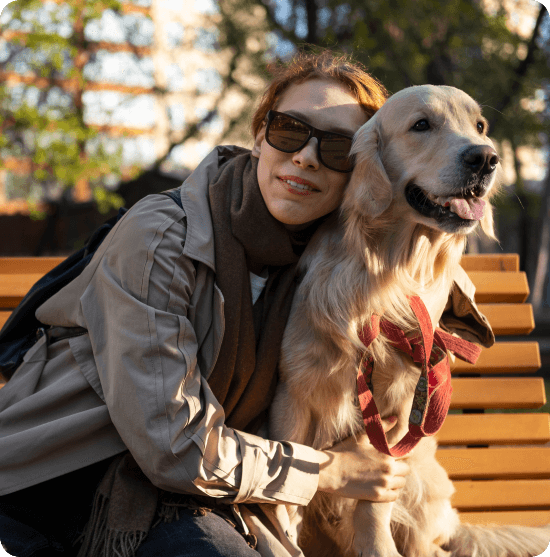 Mujer ciega paseando con su perro guía.