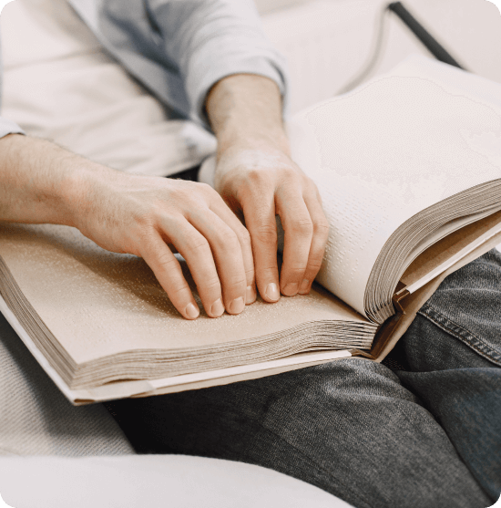 Persona leyendo un libro en lenguaje Braille.