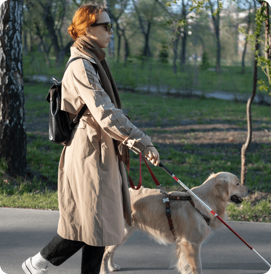 Mujer ciega paseando con su perro guía.