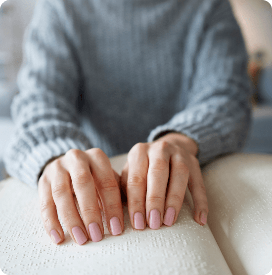 Persona leyendo un libro en lenguaje Braille.