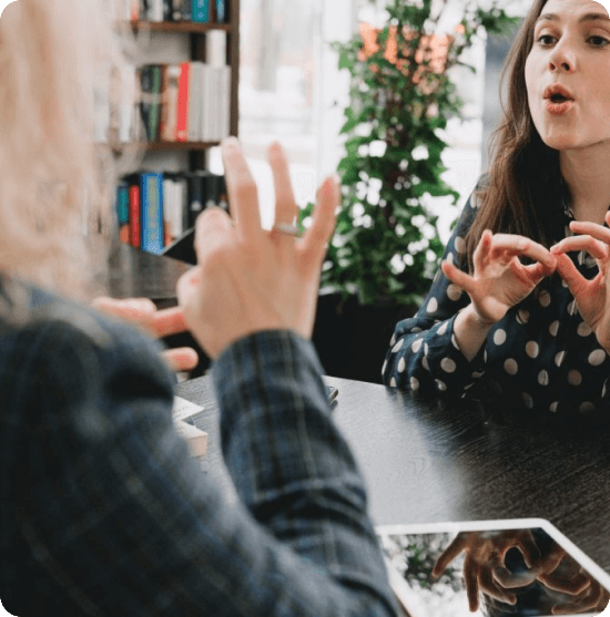 Mujeres comunicándose mediante lenguaje de signos.