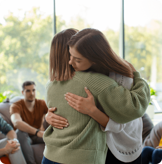 Mujeres abrazándose