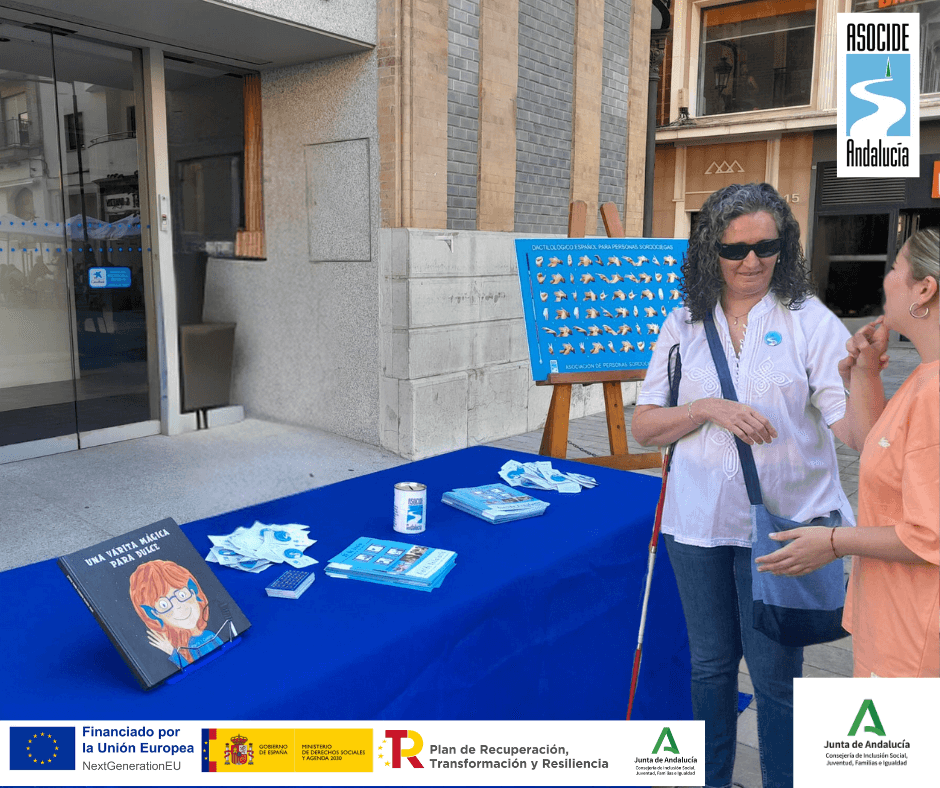 Presidenta de Asocide Andalucía al lado del stan del evento en Plaza de las Monjas Huelva