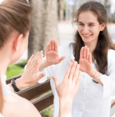 Personas comunicándose mediante lenguaje de signos.