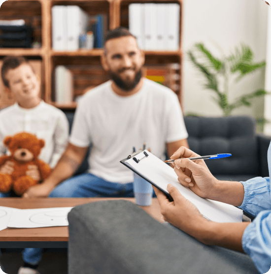 Hombre joven en la consulta de psicología.