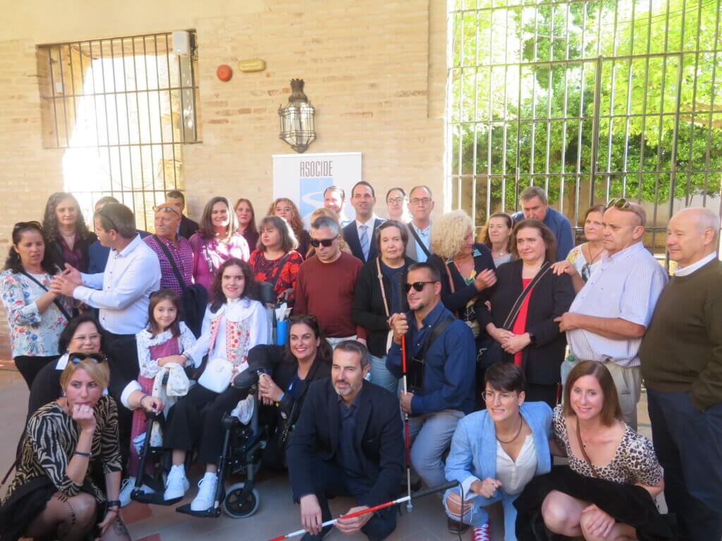 Foto de grupo en el patio del Palacio de los Marqueses de la Algaba, donde tuvo lugar el acto de celebración del Día Europeo de las Personas Sordociegas