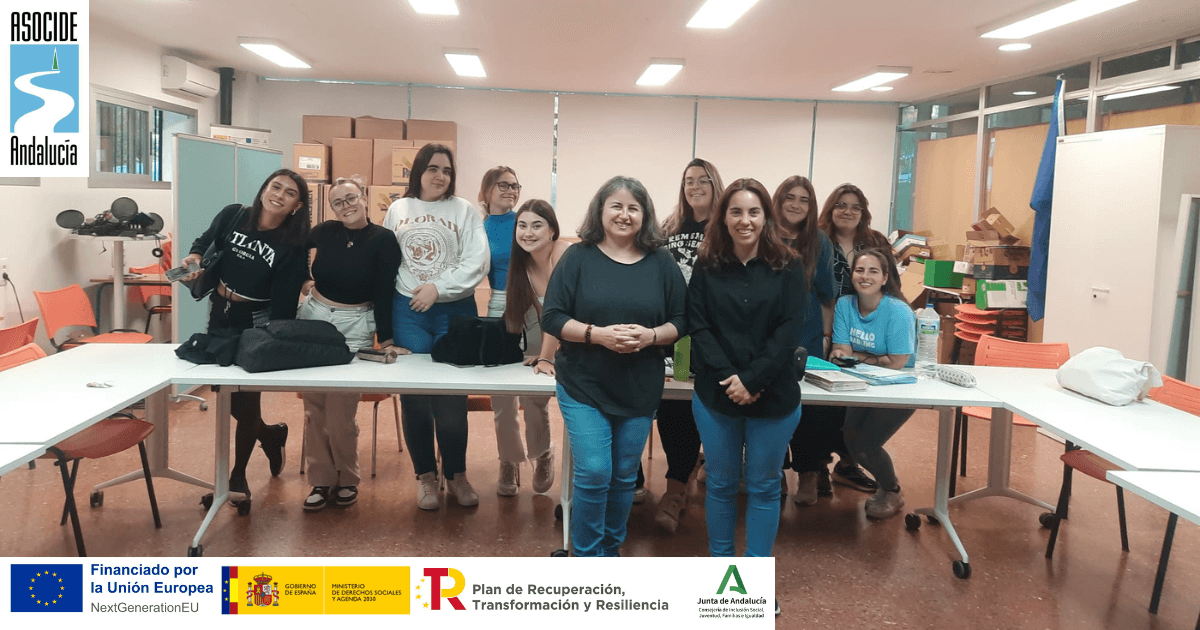 Foto del grupo de asistentes a la charla, junto con Mabel y la guía intérprete