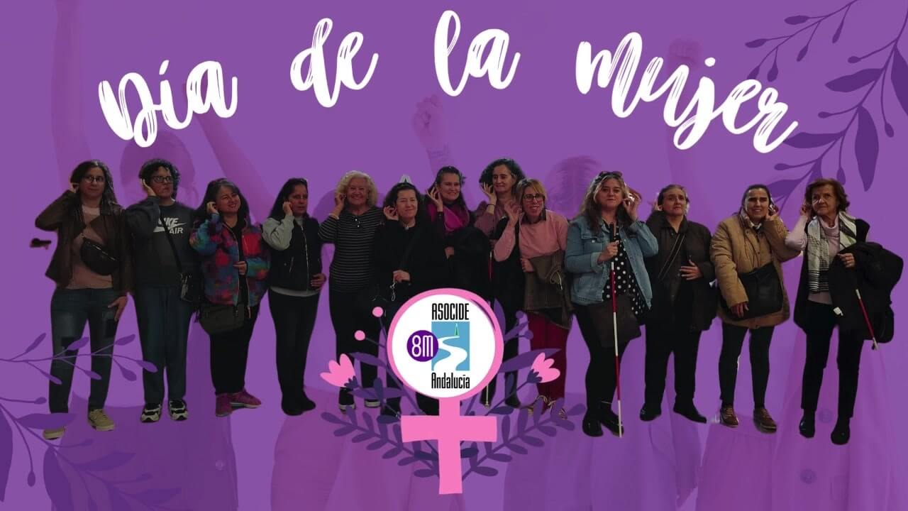 Se ve la imagen de un grupo de mujeres sordociegas. Todas juntas, sonrientes, hacen el signo en Lengua de Signos Española (LSE) para decir 'mujer'. El fondo es de color morado, símbolo de la lucha por la igualdad de género. En la parte superior de la imagen, se puede leer la frase: 'Día de la Mujer'.